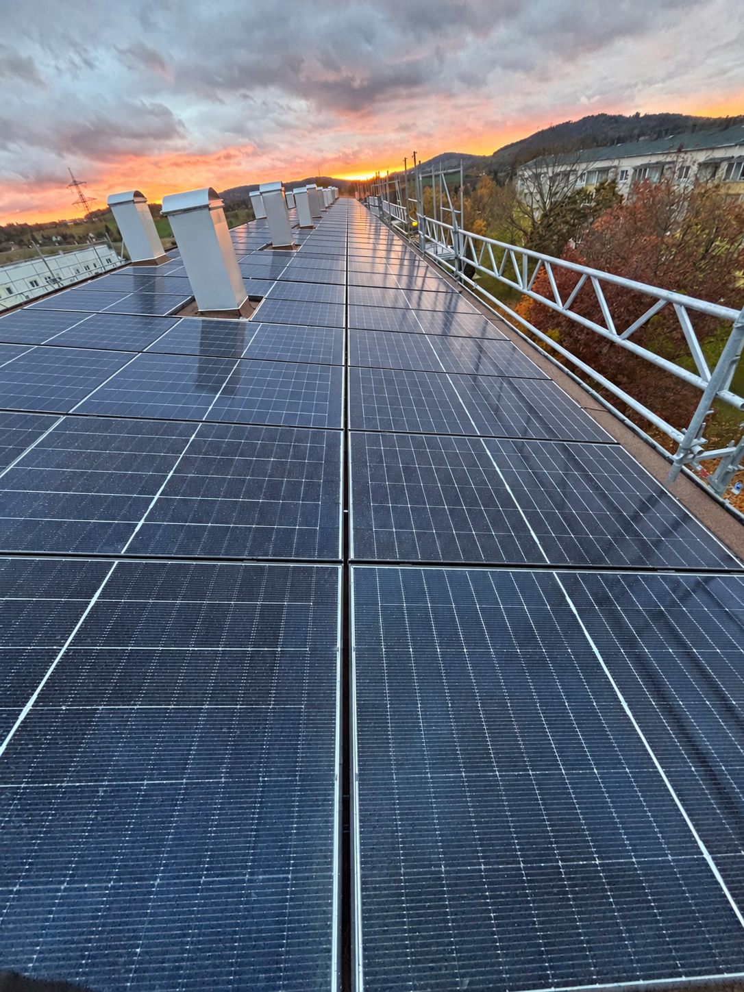Visualisierung Lausitz C11: digital ergänzte vollständige PV-Dachbelegung im Abendlicht